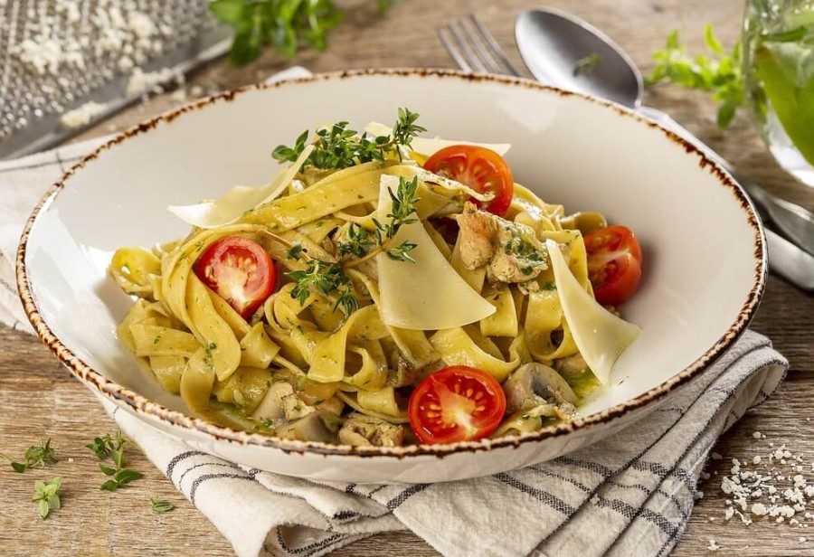 Паста (на выбор) с цыплёнком и песто