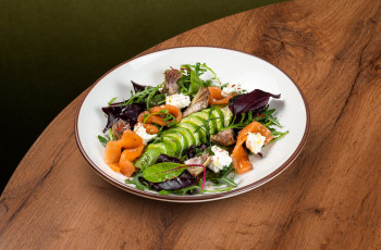 Салат с лососем, авокадо и артишоками