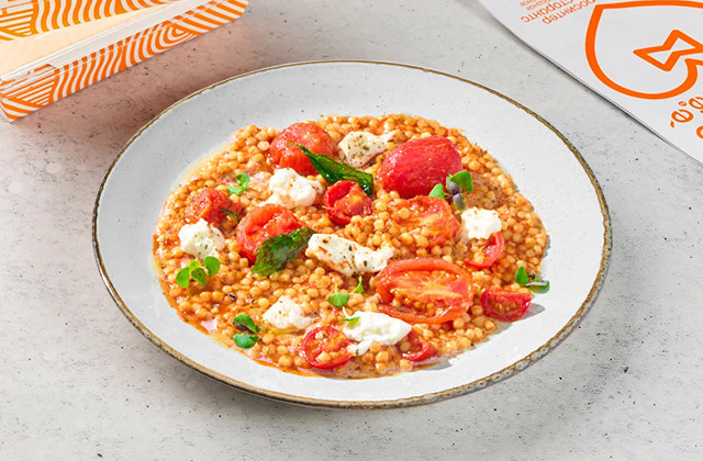 Фрегола с моцареллой и соусом наполи